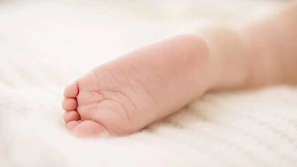 Feche a foto do pequeno pé de bebê. Foco suave seletivo — Fotografia de Stock