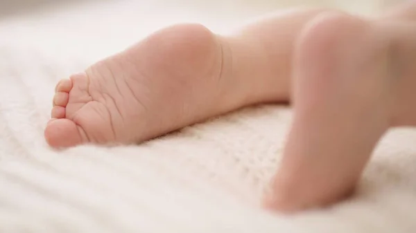 Nahaufnahme von kleinen Babyfüßen. Selektiver weicher Fokus — Stockfoto