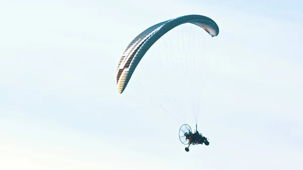 Tandem Paramotor Gliding - dos hombres volando y deslizándose en el aire — Foto de Stock