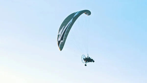 Paramotor Tandem szybowcowy i latający w powietrzu. Przestrzeń kopiowania — Zdjęcie stockowe