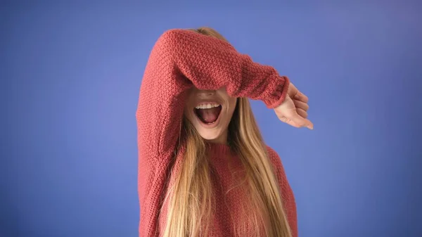 Rindo tímido bonito loira menina 20s cobrindo olhos isolados na tela azul — Fotografia de Stock