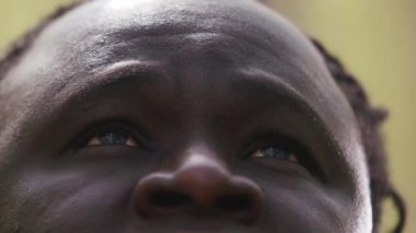 Siyahların hayatı önemlidir. Kırmızı gözlü Afrikalı adamın yakından çekilmiş fotoğrafı.
