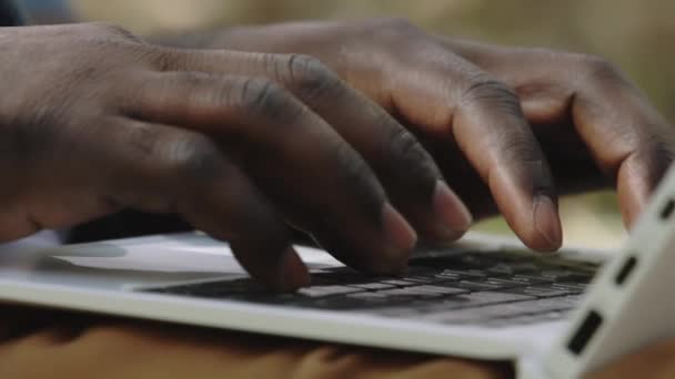 Közelről, egy afrikai férfi laptopot használ. — Stock videók