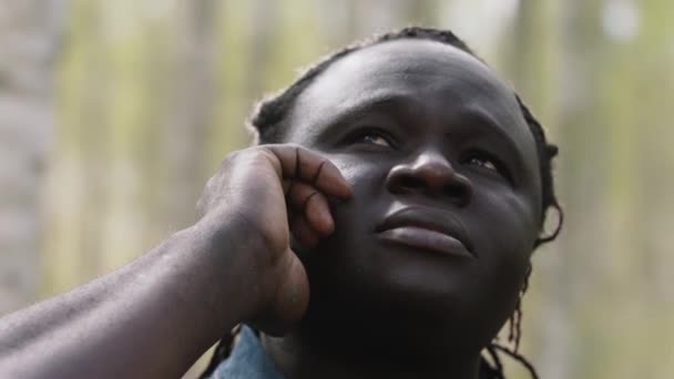 Zwarte levens zijn belangrijk. close-up schot van afrikaanse man op zoek omhoog — Stockvideo