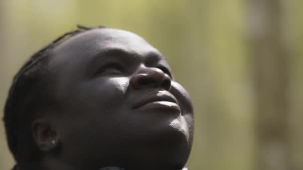 A fekete élet számít. Közelkép az afrikai emberről, aki felfelé néz. — Stock videók