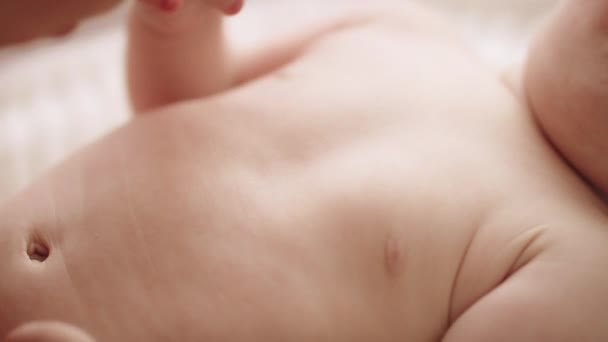 Nahaufnahme einer Mutter, die Babybauch küsst — Stockvideo