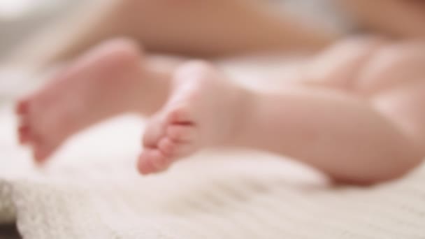 Gros plan des petits pieds de bébé. Mise au point sélective — Video