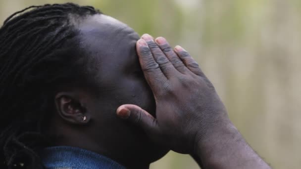 Besorgter afrikanischer Mann mit Kopfschmerzen massiert die Schläfen — Stockvideo