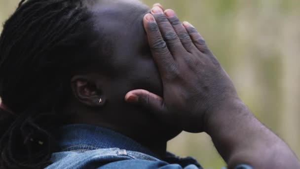 Bezorgde Afrikaanse man met hoofdpijn die de tempels masseert — Stockvideo