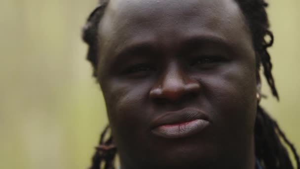 머리를 끄덕이는 아프리카 남자의 사진을 클로즈업 — 비디오