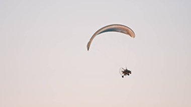 Paramotor Tandem süzülüyor ve havada uçuyor. Boşluğu kopyala