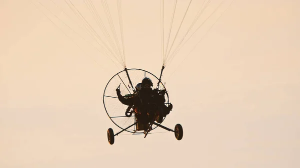 Paramotorische tandem glijdt en vliegt in de lucht. Kopieerruimte — Stockfoto