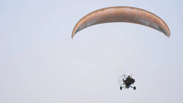 Paramotor Tandem plachtění a létání ve vzduchu. Kopírovat prostor — Stock fotografie