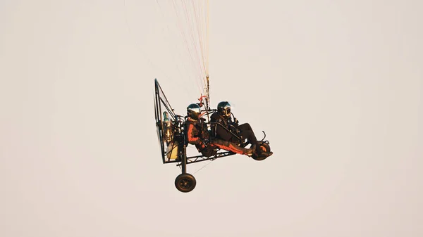 Paramotor Tandem Gliding And Flying In The Air. Espaço de cópia — Fotografia de Stock