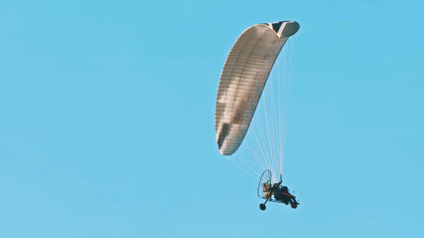 Paramotorische tandem glijdt en vliegt in de lucht. Kopieerruimte — Stockfoto