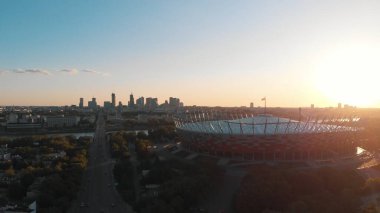 Warszawa, Polonya 05.21.2020 Rondo Waszyngtona üzerinde Sunset - Ulusal Stadyum ve Warsaw Skyline 