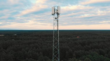 5G, iletişim kulesi elma tarlalarının üzerinde yükseliyor. Kopyalama alanı olan hava