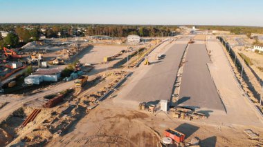 Hava, Varşova 'da karayolu köprüsünün üzerinde günbatımı gelişmekte.