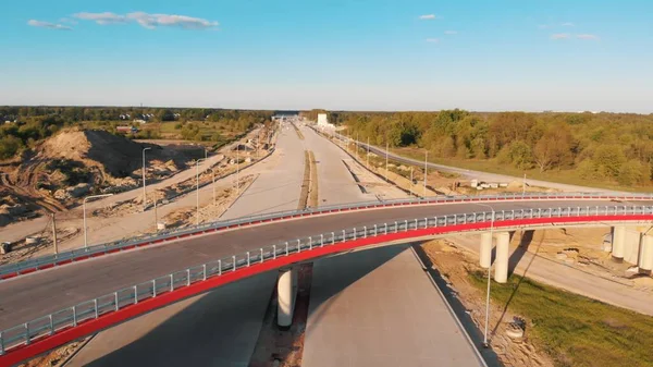 ワルシャワの新しく建てられた橋、空中 — ストック写真