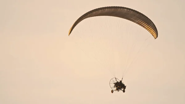 Paramotor Tandem planeando y volando en el aire. Copiar espacio —  Fotos de Stock