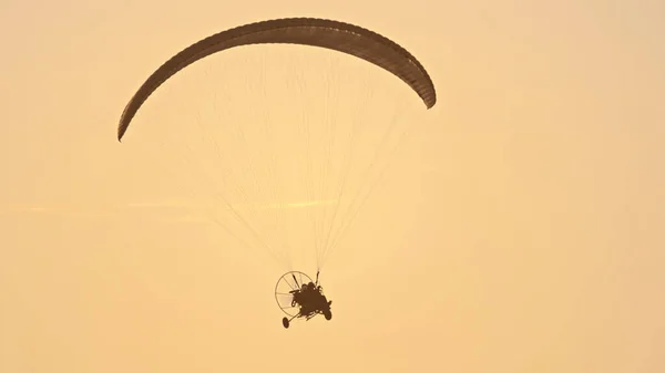 Paramotorische tandem glijdt en vliegt in de lucht. Kopieerruimte — Stockfoto