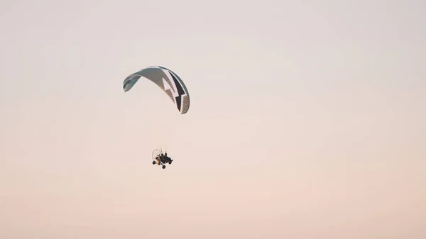 Paramotor Tandem planeando y volando en el aire. Copiar espacio — Foto de Stock