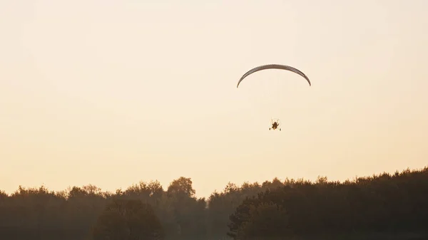 Silhouette del Paramotor Tandem Gliding And Flying In the Air. Copia spazio — Foto Stock