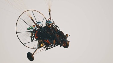 Paramotor Tandem süzülüyor ve havada uçuyor. Boşluğu kopyala