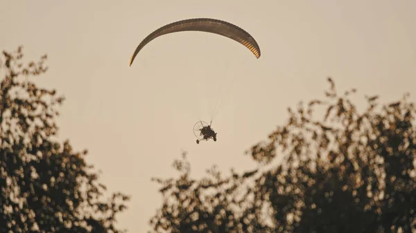 Silhouette du Paramotor Tandem Gliding And Flying In The Air. Espace de copie — Photo