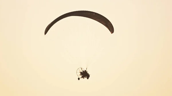 Silhouette of the Paramotor Tandem Gliding And Flying In The Air. Copy space — Stock Photo, Image