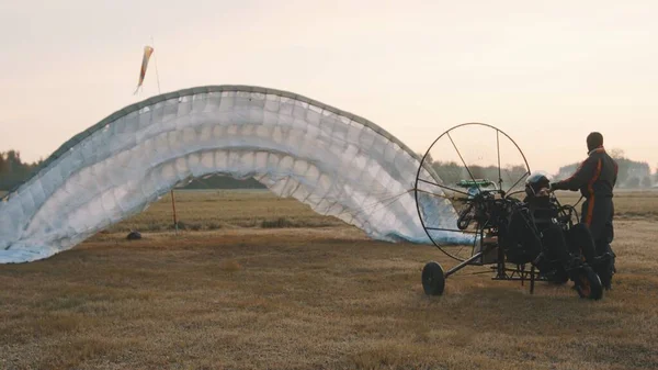 Paramotorgliding. Successfully landed, glider untying parachutist. — Stock Photo, Image