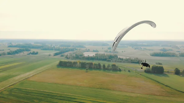 패러 레이터 탄 뎀 활공과 하늘을 날고 있다. 복사 공간 — 스톡 사진