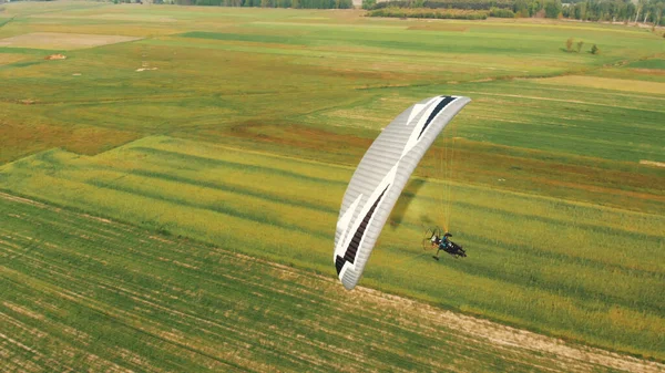 Paramotor Tandem siklik és repül a levegőben. Fénymásolási hely — Stock Fotó