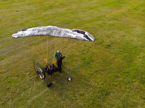 Top view of a paramotor being prepared to start - paragliding — Stock Photo, Image