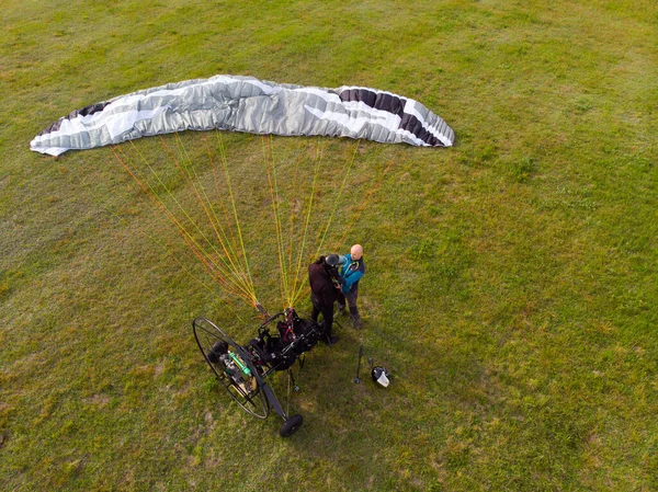 Top view of a paramotor being prepared to start - paragliding — Stock Photo, Image