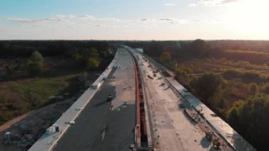 Hava, Varşova 'da karayolu köprüsünün üzerinde günbatımı gelişmekte.