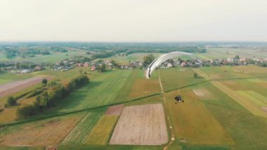 Paramotor Tandem süzülüyor ve havada uçuyor. Boşluğu kopyala
