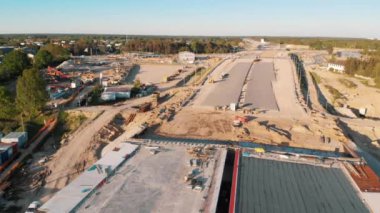 Yeni yol yapımı sırasında asfalt kaldırım makinesi ve buharlı yol silindiri 