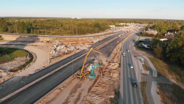 Vista aérea de la maquinaria pesada que trabaja en las carreteras, Varsovia — Vídeo de stock