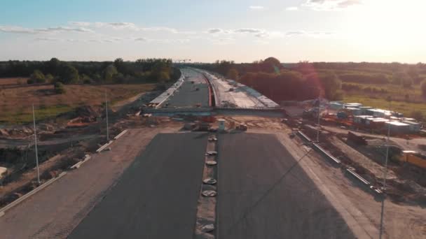 Aérea, puesta de sol sobre el puente de carretera en desarrollo, Varsovia — Vídeo de stock