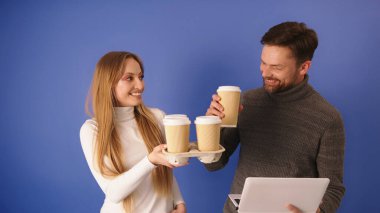 Bir mola konsepti al. İş adamı, iş arkadaşından kahve fincanı alıyor.