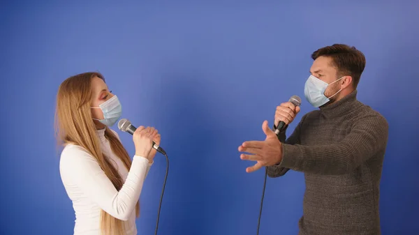 Amigos cantando karaoke con distanciamiento social y máscaras médicas — Foto de Stock