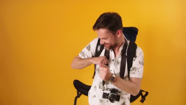 Táncoló boldog hátizsák - fehér szakállas utazó. Ünnepek és utazás — Stock videók