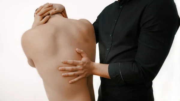 Terapi Chiropractic, dokter memeriksa tulang belakang pasien — Stok Foto