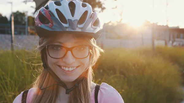Retrato de mujer joven caucásica con casco de seguridad y sonrisa dentada — Foto de Stock