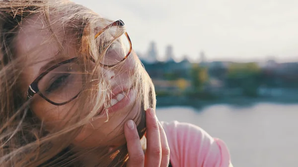 Portret van een jong brunette meisje met bril en rommelig haar. Kopieerruimte — Stockfoto
