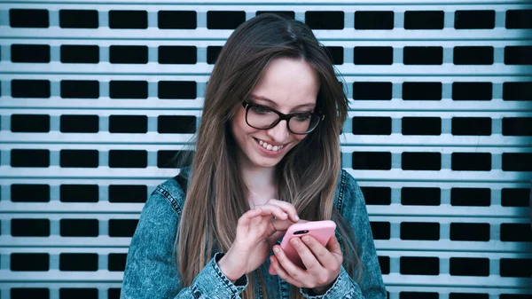Молодая белая девушка, влюбленная женщина рисует сердечную форму на смартфоне. Концепция эмоциональных и дистанционных отношений — стоковое фото