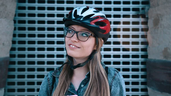 롤러 블레이드를 타는 동안 안경을 쓰고 생각하는 산발적 인 젊은 여성의 모습. 도시 지역 — 스톡 사진