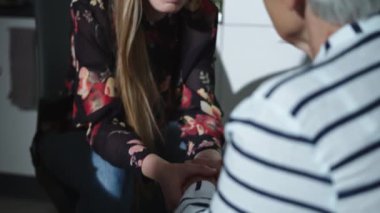 Anne ve kızı el ele tutuşup konuşuyorlar. Kafkas ailesi.