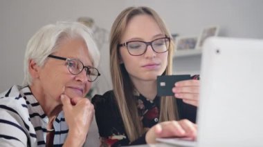 İnternetten aldım. Torunu, büyükannesinin online alışveriş yapmasına yardım ediyor.. 